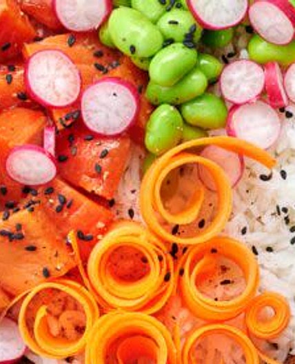 Poke bowl saumon carotte edamane