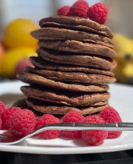 Low calorie healthy banana oat pancakes with Raspberries