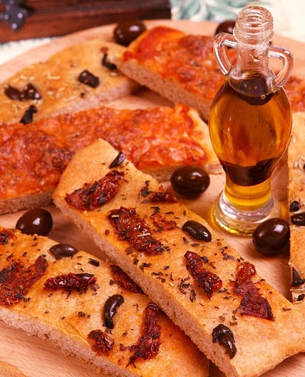 Focacce ai pomodori secchi: la ricetta per un antipasto rustico
