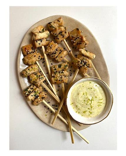 ✨Brochetas de pollo con especias y salsa de yogur, curry y lima✨