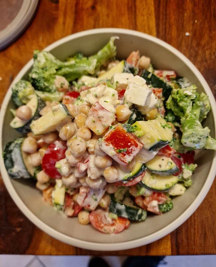 Brokkoli-Kichererbsen Salat mit Hänchenbrust