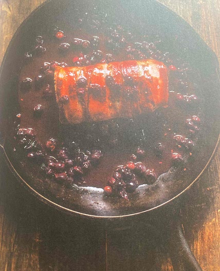 Cerf bardé, sauce aux épices boréales et aux Amélanche