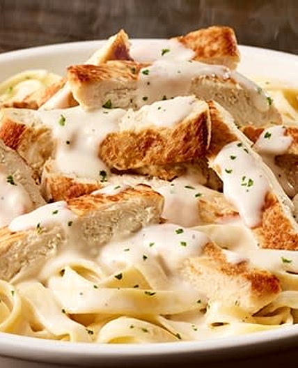 Olive Garden Fettuccine Alfredo with Crispy Chicken