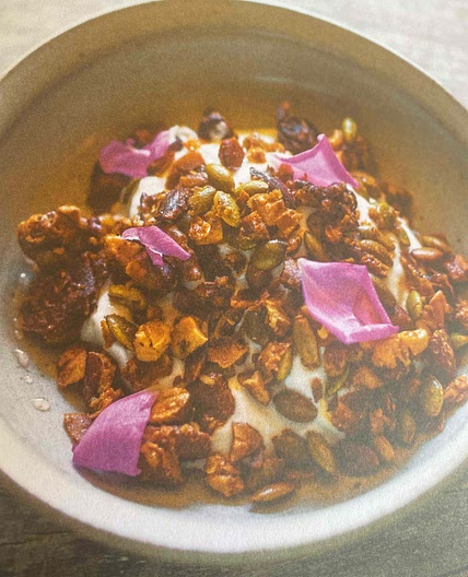 Granola au mélilot, sirop de roses sauvages et pétales frais