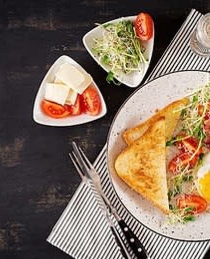 Œuf au plat et bacon sur pain grille et sauce tomate/poivrons