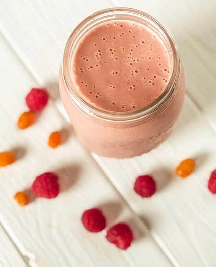Smoothie aux baies d’argousier, framboises et fleurs de sureau