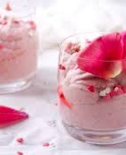 Crème glacée à la rose et aux fraises sauvages