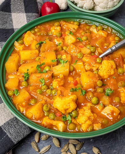Cauliflower and Peas Curry