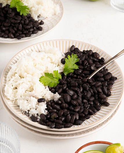 Habichuelas Negras (Stewed Black Beans)