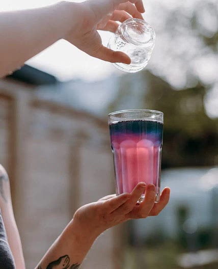 Limonade arc-en-ciel au pois bleu