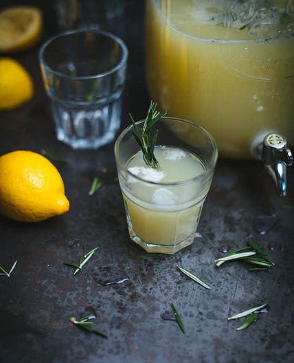 Limonade au gingembre, romarin et gin