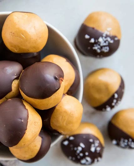 LOW-CARB PEANUT BUTTER PROTEIN BALLS