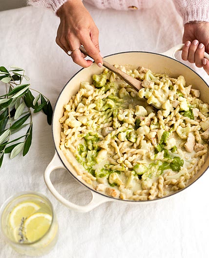 Pâtes au chou-fleur, au pesto, au fromage de chèvre & au poulet