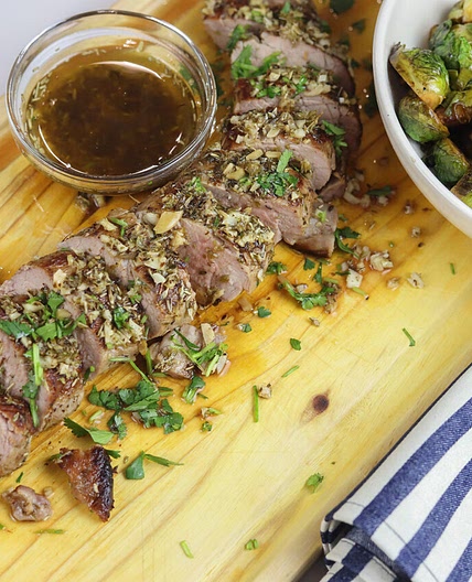 Receita de Lombinho de Porco com Manteiga de Alho e Ervas - Clara de Sousa