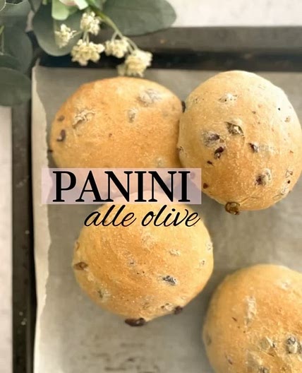 Se non li provi, non ci credi! PANINI ALLE OLIVE! Sofficissimi! È il panino più godurioso che esista (Se ti piacciono le olive ovvio 😜) DOSI per 6 PANINI: 500g farina tipo 1 Circa 290g di acqua tiepida Mezzo cubetto di lievito di birra fresco (o mezza bus