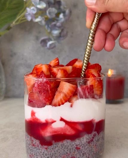 Let’s make delicious raspberry chia pudding today! Cause many of you are asking for more chia pudding recipes. Today I have layered it with coconut yoghurt from , raspberry coulis, fresh strawberries. I am in love with coconut yoghurt! The coconut yoghurt 