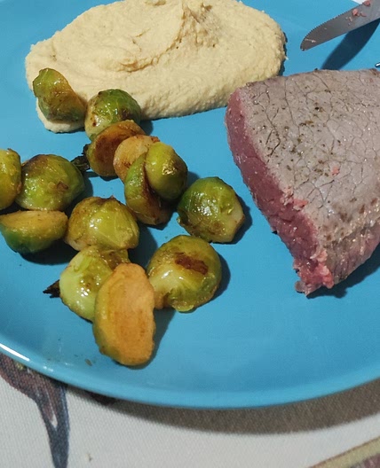 Bistecca di manzo e scalogno fondente con crema di ceci e cavolini di Bruxelles