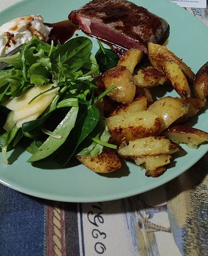Bistecca di manzo al balsamico e burrata con patate novelle rosolate, insalata e mela