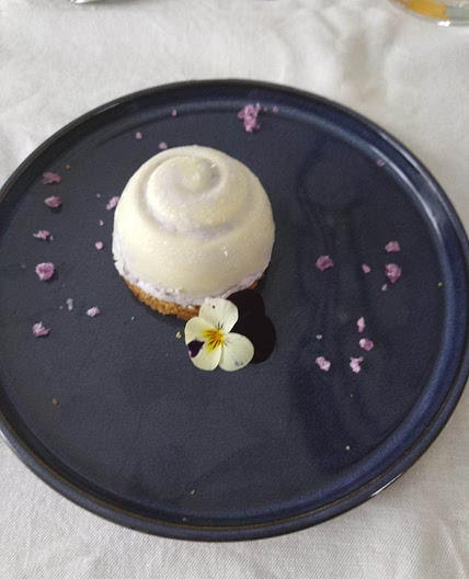 Cheesecake a la violet et coque de chocolat blanc