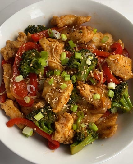 Low Calorie Sesame Chicken Stir Fry Bowl