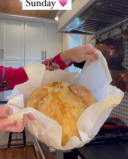 🍞Foolproof bread: The night before mix 4 cups of all purpose flour, 2 cups of water, 3 tablespoons of olive oil, 2 teaspoons of salt and 1 packet of quick rising yeast in a large bowl. Cover with lid or plastic wrap overnight. 🍞2 hours prior to baking tu