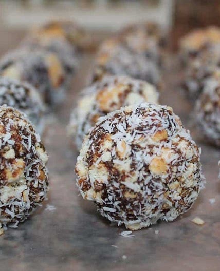 TASTY DATE AND BISCUIT BALLS