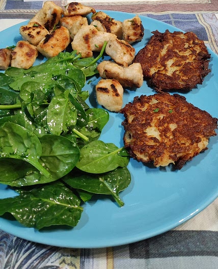 Bocconcini di lonza di maiale e rösti di patate con limone e spinacini baby