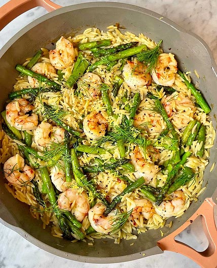 One Pan Shrimp with Buttery Orzo, Asparagus &amp; Dill - building flavour along the way in one pan… These. Flavours. Are. Nuts. Because you’re cooking everything in the same pan, you’re really maximizing on your flavour game here. Easy clean up, super tast