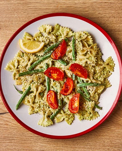 Extra creamy pesto pasta with roasted tomatoes 