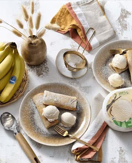 Süße Frühlingsrolle mit Banane und Eis