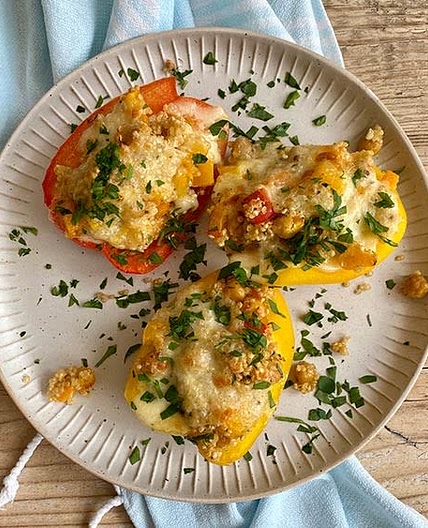 Gefüllte Paprikaschoten mit Hüttenkäse und Blumenkohlreis