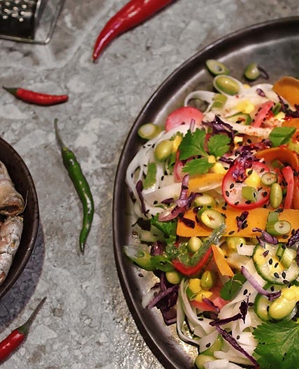 Insalata di cetrioli asiatici crudi con condimento al miso e zenzero