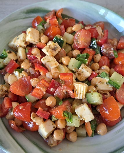 Salat mit Kichererbsen und Feta