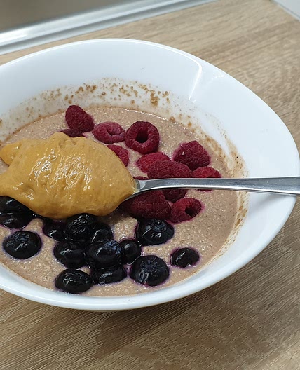 Oatmeal with raspberry