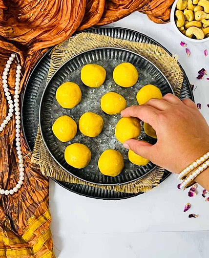 Mom's Besan Ladoo (Besan Laddu)