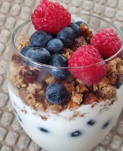 Yoghurt & Granola Breakfast Pot (Vegetarian)