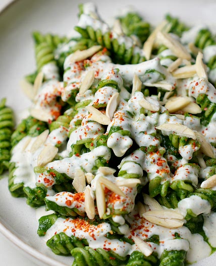 ITALIANO - Fusilli con pesto di cavolo nero, ricotta, mandorle e peperoncino