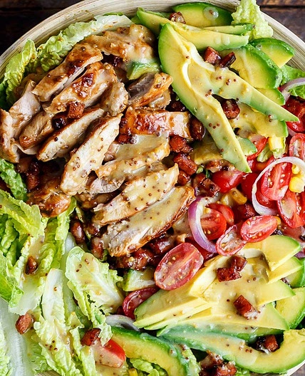 Salade au poulet, avocat et bacon avec une vinaigrette