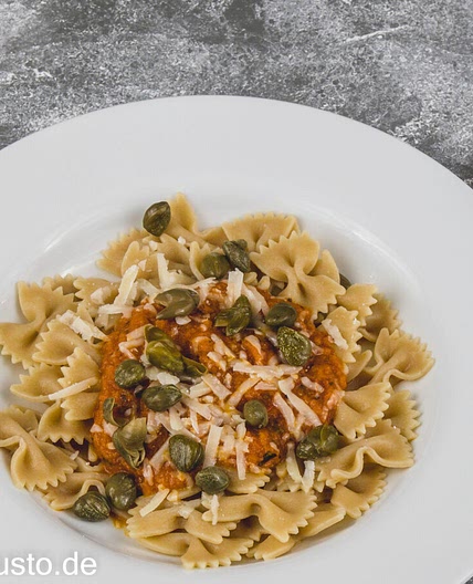 Tomatensauce mit Karotten und roter Paprika