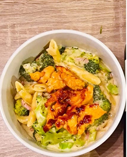Pâtes façon poulet Alfredo au brocoli et fromage râpé