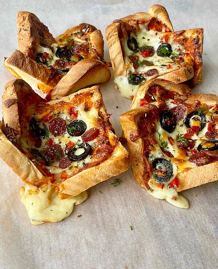Cheesy Pizza Toasts 