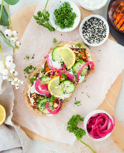 Flatbread met aubergine, hummus en uienpickles