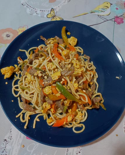 Noodles di manzo in stile asiatico con verdure saltate e uova