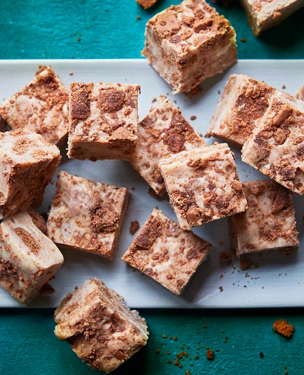 Microwave bourbon biscuit fudge