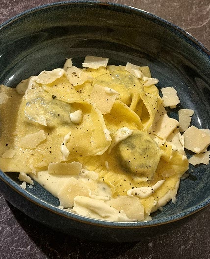 Selbstgemachte Raviolis mit Spinat-Ricottafüllung und Käsesoße