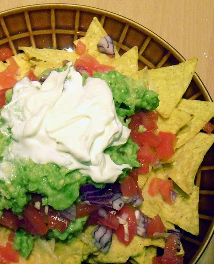 Nachos grande- Gorące nachos z salsą z awokado i pomidorami