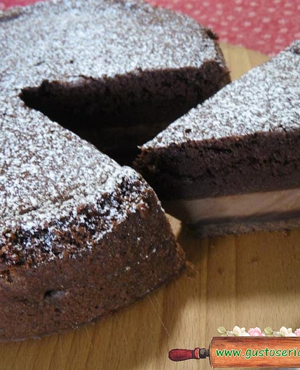 Torta magica al cioccolato in guscio di crostata