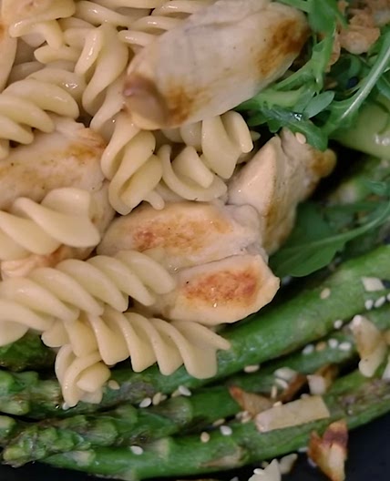 Asperges et concombre mariné et poulet ⭐