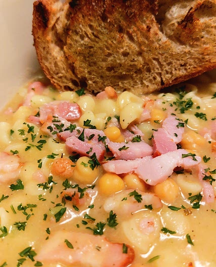 Chickpeas, pancetta and pasta soup