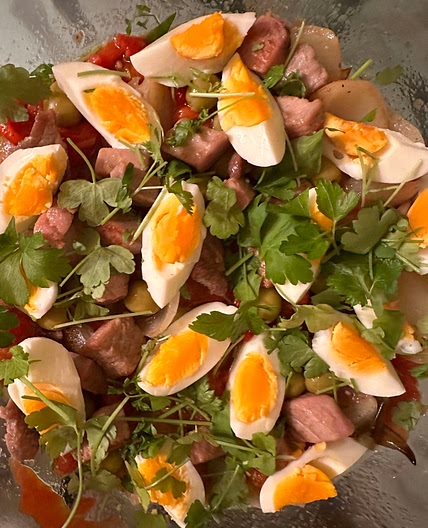 Salad with tuna and eggs 